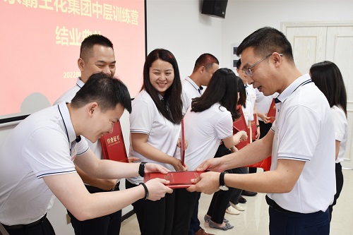 1655545118176594.jpg 陳駿良副總裁為學員頒獎.jpg