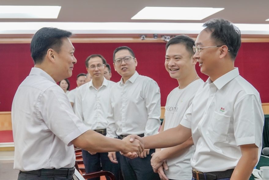 1719805688395221.jpg 1.何國(guó)森書記會(huì)見霸王花集團(tuán)總裁-2.jpg